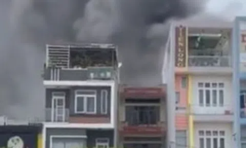 Cháy lớn giữa trưa ở Bình Định, hơn 30 chiến sĩ tới hiện trường dập lửa