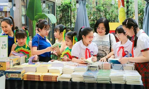 Bí thư Hà Nội: Nâng cấp hạ tầng phục vụ nhu cầu đọc của người dân