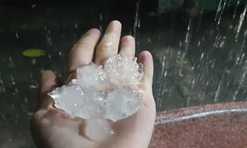 Hình ảnh và clip mưa đá trút xuống dữ dội ở Quảng Nam
