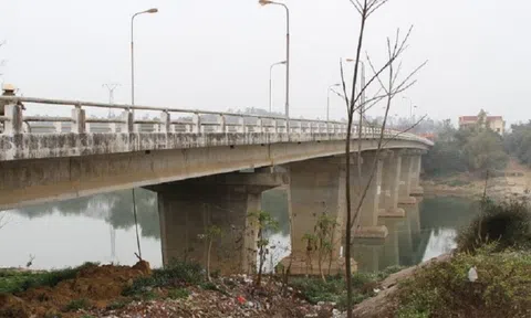 Buồn chuyện gia đình, người phụ nữ gieo mình xuống sông tự tử để lại 4 con thơ