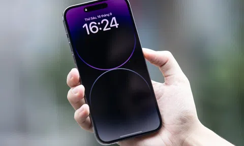 Vì sao không nên bấm mật khẩu iPhone ở nơi công cộng