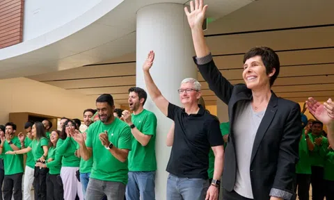 Tim Cook đứng đón khách hàng vào Apple Store ở Ấn Độ