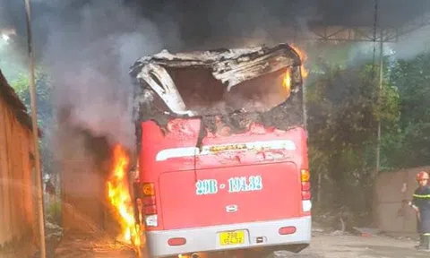 CLIP: Xe khách cháy ngùn ngụt khói lửa bốc cao hàng chục mét