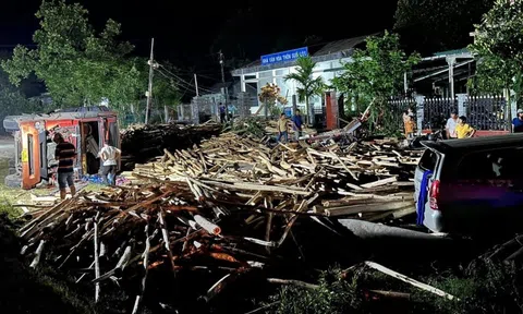 Xe tải lật vào nhà dân đang tổ chức sinh nhật, 6 người bị thương