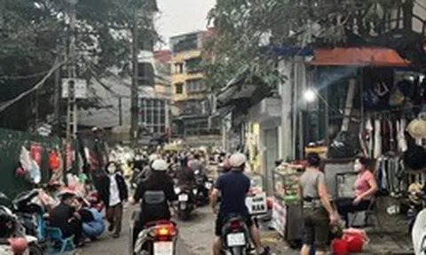 Chợ cóc ngang nhiên lấn chiếm vỉa hè và lòng đường ở Hà Nội