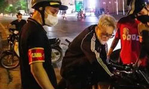 Cảnh sát 141 hóa trang tóm các 'quái xế' nẹt pô, lạng lách trên phố Hà Nội