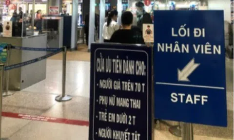 Sau phản ánh của khách, Tân Sơn Nhất bổ sung biển báo ưu tiên người khuyết tật