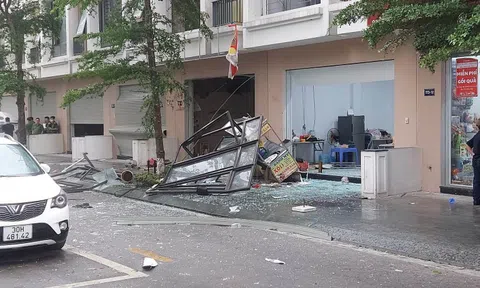 Nổ bình gas "thổi bay" 2 xe máy ở chung cư