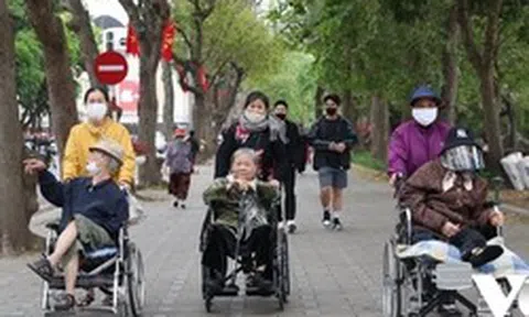 Người Hà Nội lôi áo rét ra mặc giữa mùa hè