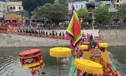 Người Hà Nội nô nức đến chùa Láng xem rước kiệu Thánh qua sông Tô Lịch