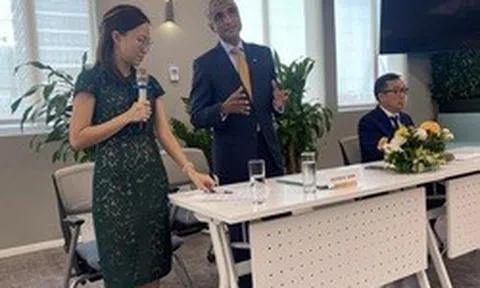 Manulife hứa giải quyết dứt điểm vụ khách gửi tiết kiệm biến thành mua bảo hiểm