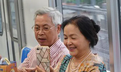 Người dân TP HCM hào hứng trải nghiệm tàu metro