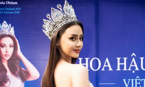 Hoa hậu Amanda Obdam mặc xuyên thấu dự sự kiện