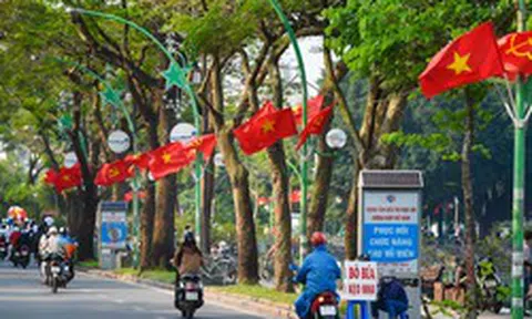 Đường phố Thủ đô rực rỡ cờ đỏ sao vàng chào mừng 48 năm ngày Giải phóng miền Nam