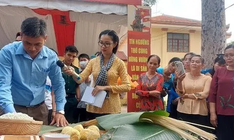 Vĩnh Long: Thực hành truyền dạy gói bánh chưng