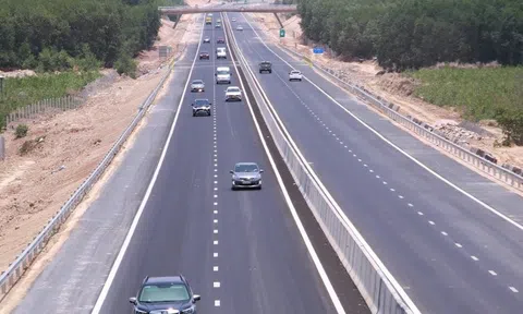 Ảnh: Những đoàn xe đầu tiên chạy 99km cao tốc vừa khánh thành ở phía Nam