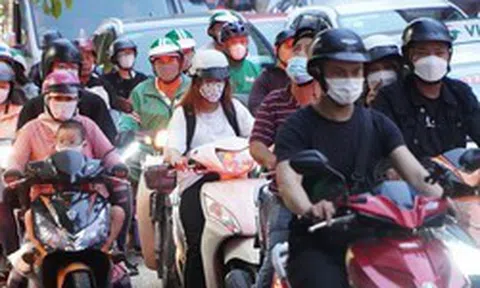 TP HCM: Bến xe, đường ra sân bay đông nghịt người