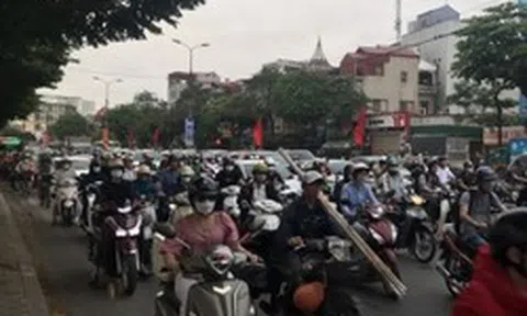 Dòng người ùn ùn rời Hà Nội bắt đầu kỳ nghỉ lễ kéo dài 5 ngày