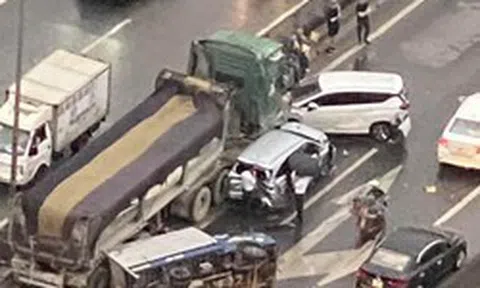 Hà Nội: 5 ô tô tông liên hoàn, đường vành đai 3 trên cao ùn tắc kéo dài