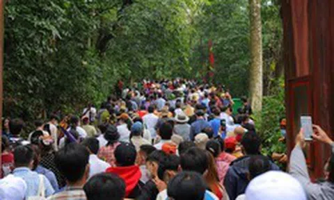 Ảnh: Dòng người ken cứng tại Đền Hùng trong ngày giỗ Tổ