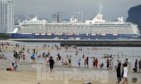 Vì sao bãi tắm Hạ Long thưa vắng trong ngày đầu nghỉ lễ?