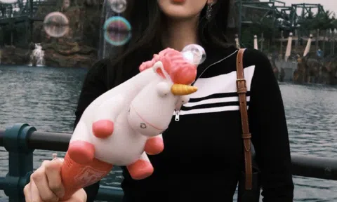 Mỹ nữ Tân Cương bị chê trang phục