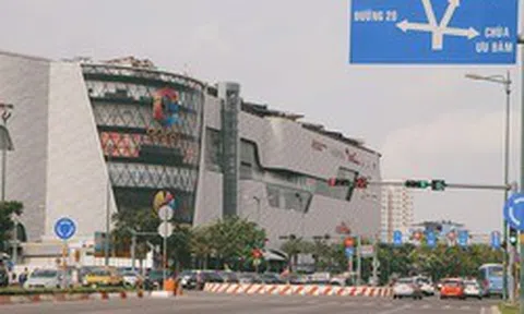 Nắng nóng, người dân TP HCM ngại ra đường