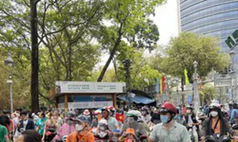 Giữa trưa 30/4, đông nghịt người vào Thảo Cầm Viên