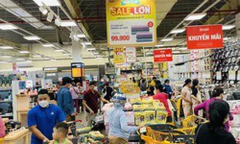 Người dân TP HCM đổ vào siêu thị trốn nóng, săn sale ngày lễ