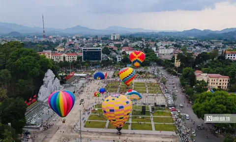 Người dân hào hứng tại lễ hội khinh khí cầu quốc tế ở Tuyên Quang
