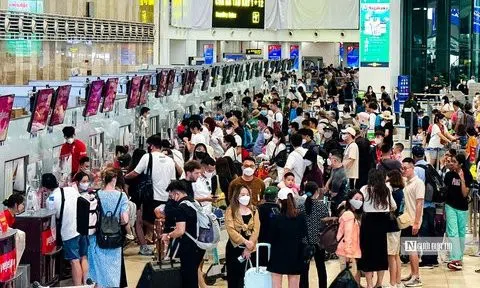 Ngày đầu nghỉ lễ, sân bay Nội Bài nườm nượp du khách