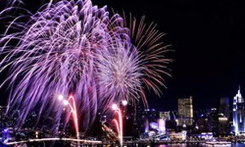 Rực rỡ 'đại tiệc' pháo hoa mừng ngày đất nước thống nhất