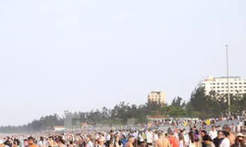 Đông nghịt người tắm biển Cửa Lò