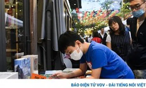 Người dân nườm nượp đổ về phố sách Hà Nội trong kỳ nghỉ lễ