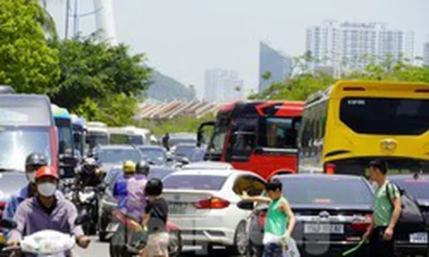 Khách du lịch nhích từng mét tìm quán ăn ở Hạ Long