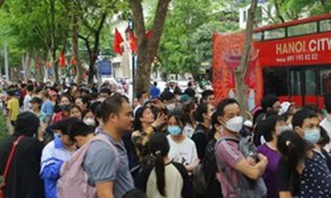 Dòng người xếp hàng trải nghiệm xe bus 2 tầng miễn phí