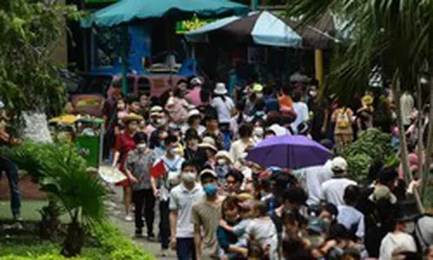 Ngộp thở giữa biển người đổ về công viên Thủ Lệ ngày 1/5