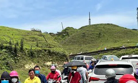 Du khách đổ lên đỉnh Mẫu Sơn, ô tô ùn tắc kéo dài