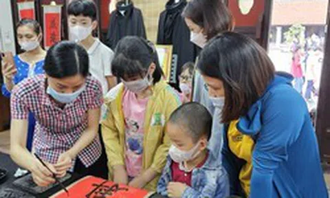 Văn Miếu - Quốc Tử Giám đông đúc, đón 10.000 khách mỗi ngày