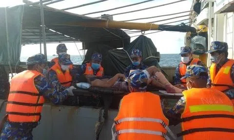 Hải đoàn 129 Hải quân hỗ trợ cấp cứu ngư dân bị nạn trên biển