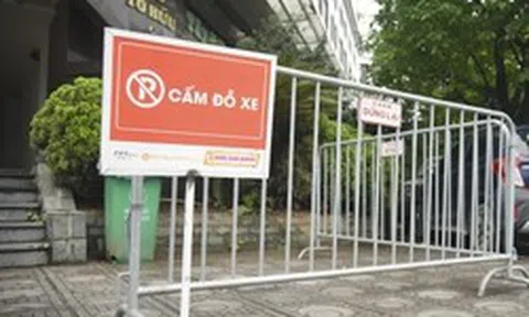 Muôn kiểu dựng rào chắn ở Hà Nội để ngăn ô tô, xe máy leo lên vỉa hè