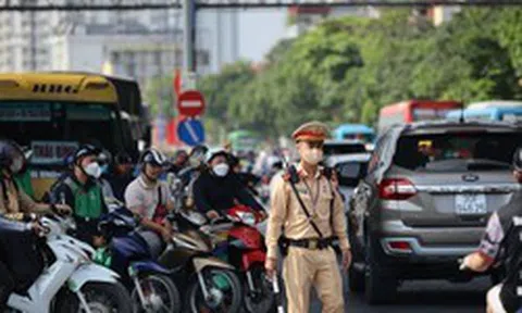 Ngày cuối kỳ nghỉ lễ, đường phố Hà Nội lại nườm nượp người, xe
