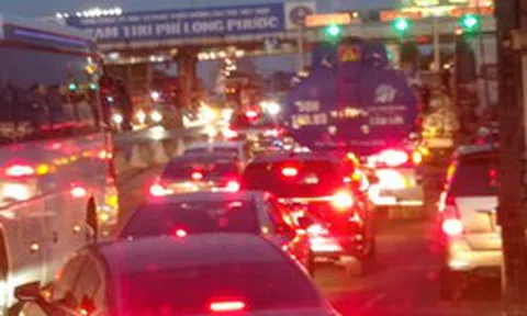 Trạm thu phí không hoạt động, đường cao tốc TP HCM - Long Thành - Dầu Giây ùn tắc nghiêm trọng