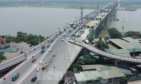 Dỡ rào 'chiếm dụng' đường tại công trường cầu Vĩnh Tuy 2