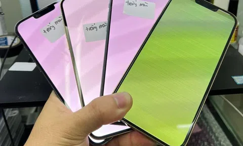 Thợ Việt học được cách 'câu dây', cứu iPhone 13 Pro Max xanh màn hình