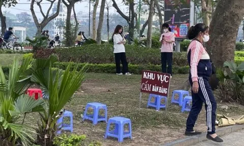 Hà Nội dẹp vỉa hè, phường lại làm ngơ mặc hàng quán lấn chiếm?