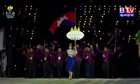Á hậu gây chú ý tại khai mạc SEA Games 32