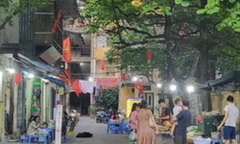 Hàng quán thi nhau chiếm vỉa hè, lòng đường bất chấp lệnh cấm