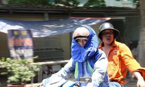 Người dân gồng mình giữa ‘chảo lửa’ bỏng rát 42 độ C