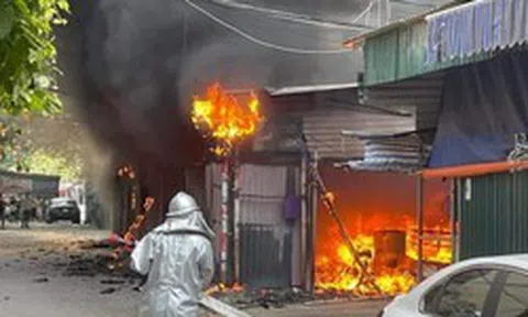 Hà Nội: Bãi trông xe tự phát bốc cháy ngùn ngụt, 5 ô tô bị cháy